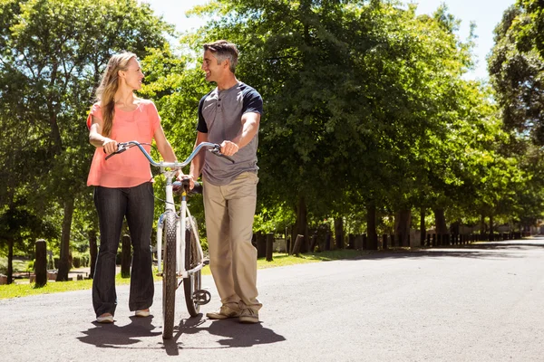 Pareja feliz en un paseo en bicicleta — Foto de Stock