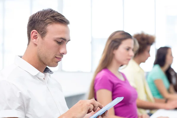 Estudante do sexo masculino usando tablet digital em aula de informática — Fotografia de Stock