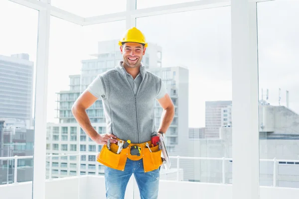 Handyman de pie en el edificio — Foto de Stock