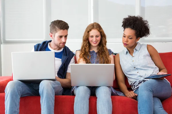 Kreativa team använder bärbara datorer och digital tablet — Stockfoto