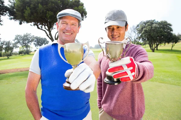 Golfové přátel, ukazující jejich poháry — Stock fotografie