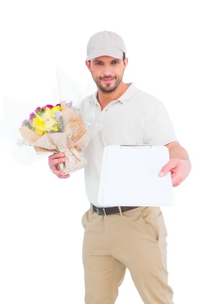 Hombre con entrega de flores mostrando portapapeles —  Fotos de Stock