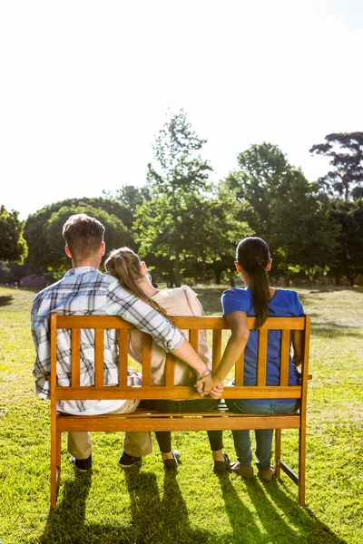 Homem sendo infiel no parque — Fotografia de Stock