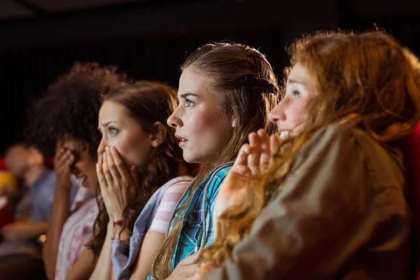 Jóvenes amigos viendo una película —  Fotos de Stock