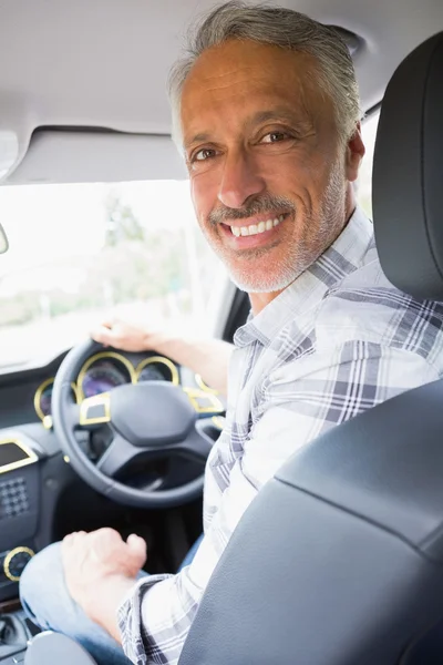 Uomo sorridente durante la guida — Foto Stock