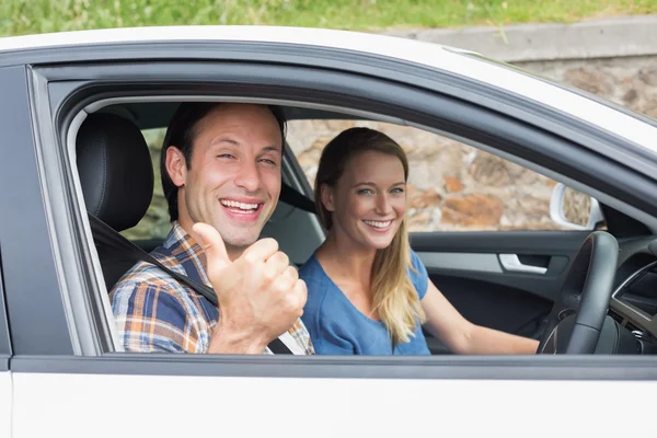 Paar glimlachend naar de camera — Stockfoto