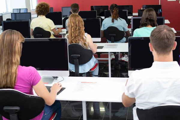 Studenti in classe di computer — Foto Stock