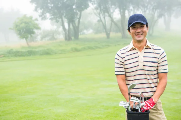 Alegre golfista sonriendo a la cámara sosteniendo bolsa de golf —  Fotos de Stock