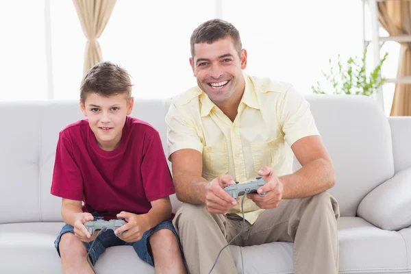 Padre e figlio giocare al videogioco — Foto Stock