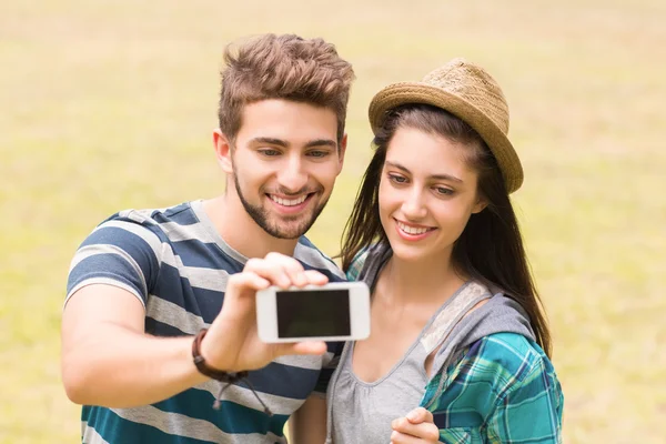 Jonge paar nemen een selfie — Stockfoto