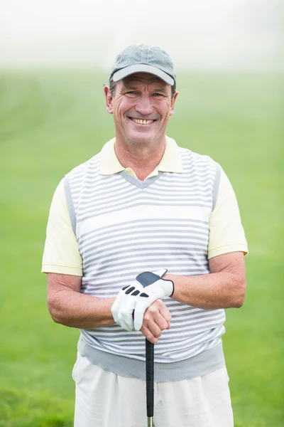 Golfista alegre sorrindo para a câmera — Fotografia de Stock