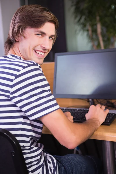 Студент, использующий компьютер в классе — стоковое фото
