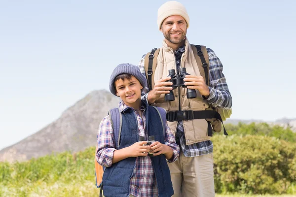 父と息子は山の中をハイキングし — ストック写真