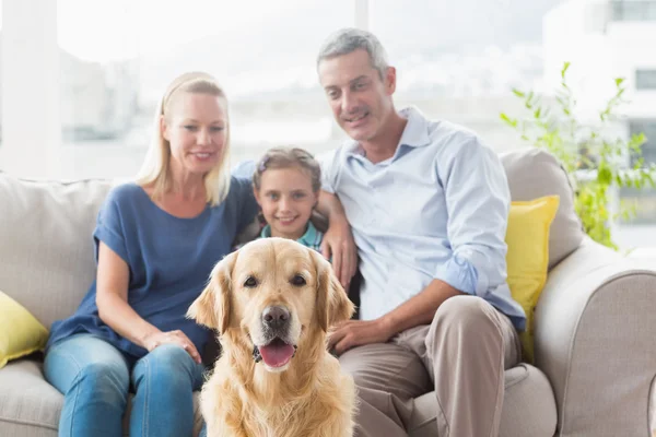 Família com Golden Retriever em casa — Fotografia de Stock