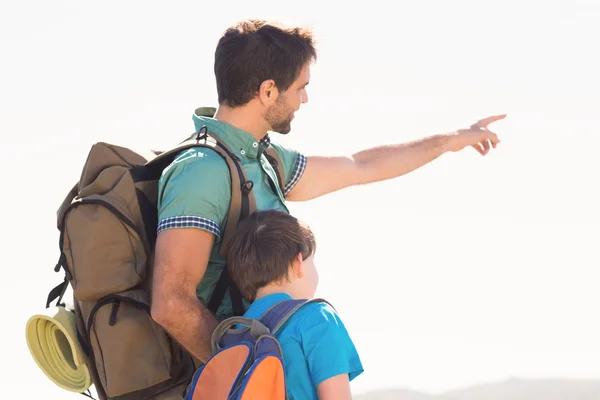 Pai e filho caminhando através das montanhas — Fotografia de Stock