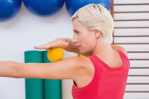 Blonde Frau mit Massageball — Stockfoto