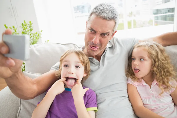 Père prenant selfie avec des enfants — Photo