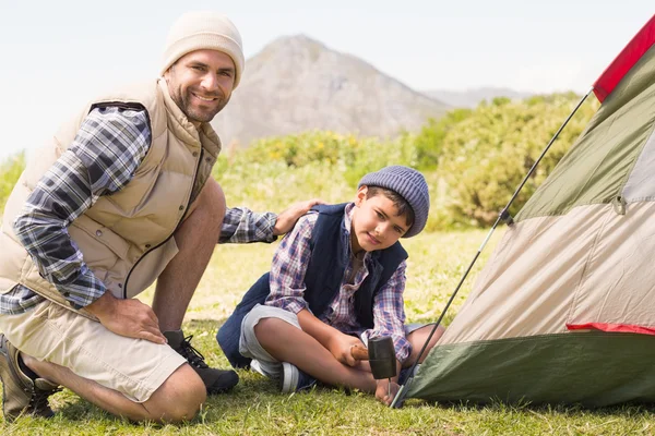 Father and son pitching their tent — Stock Photo, Image