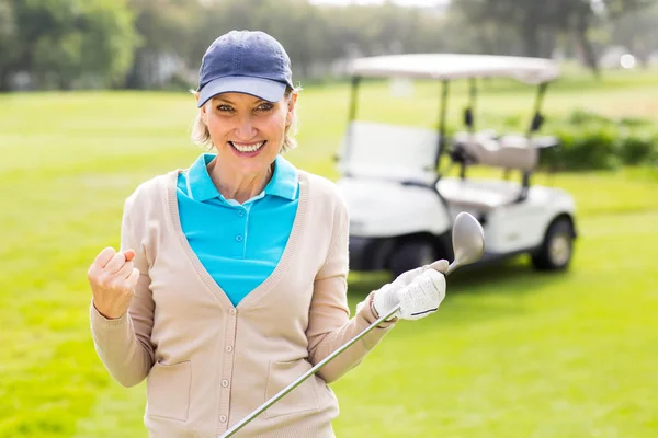 Mujer golfista sonriendo a la cámara — Foto de Stock