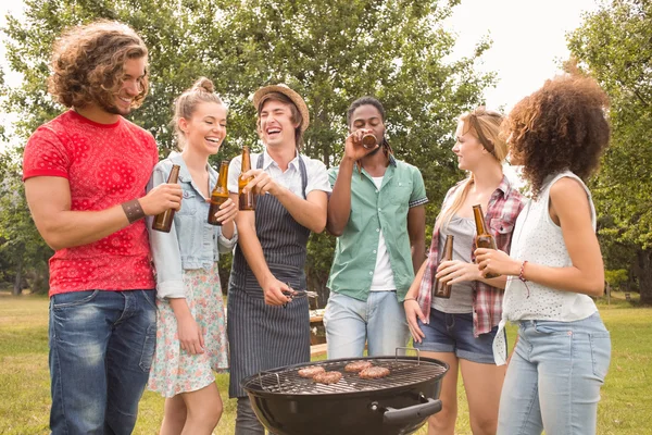 Happy friends in the park having barbecue — Stock Photo, Image