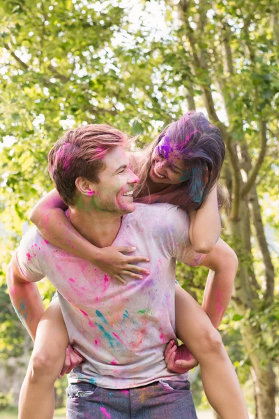 Happy přátelé v práškovou barvou — Stock fotografie