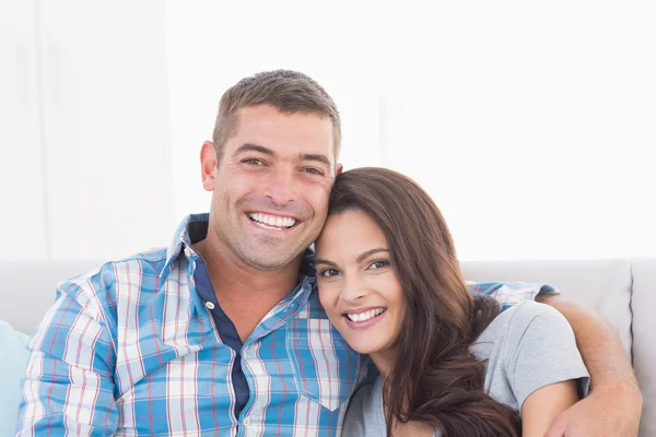 Pareja cariñosa sonriendo en casa — Foto de Stock