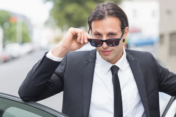 Zakenman kijkt naar de camera — Stockfoto