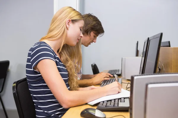 Estudantes trabalhando juntos no computador — Fotografia de Stock