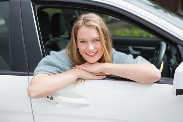 Jeune femme souriant à la caméra — Photo