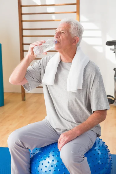 Starší muž pitná voda — Stock fotografie