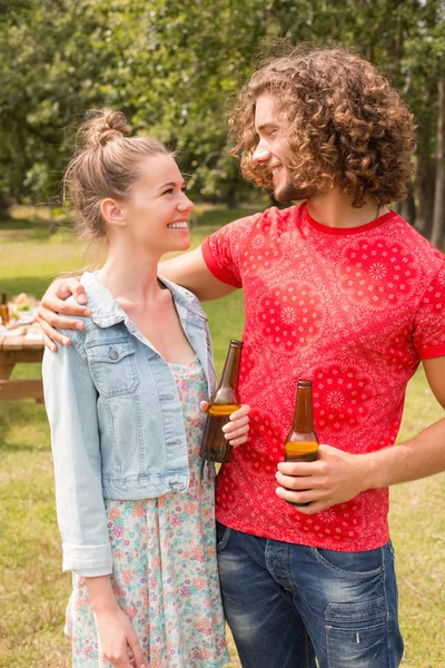 Glückliche Freunde im Park beim Grillen — Stockfoto