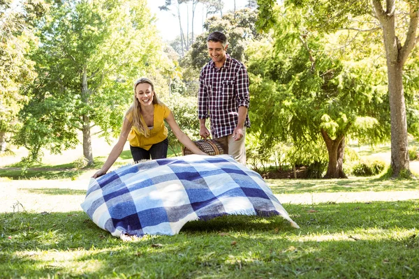 Pár miután piknik a parkban — Stock Fotó