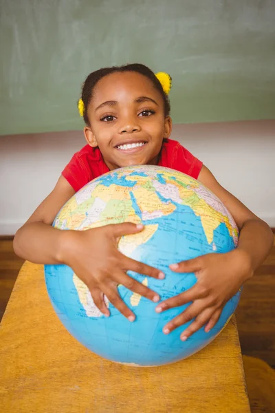 Carina bambina che tiene il globo — Foto Stock