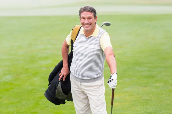 Bonito golfista de pé com saco de golfe — Fotografia de Stock