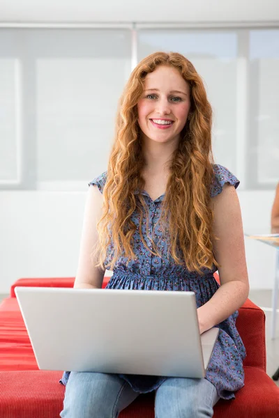 Giovane donna utilizzando il computer portatile — Foto Stock