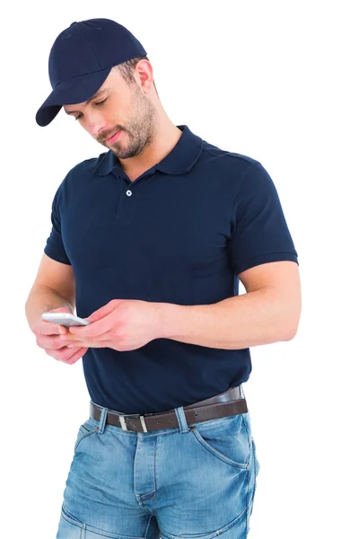 Delivery man using mobile phone — Stock Photo, Image