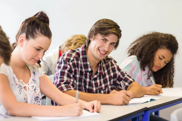 Étudiants écrivant des notes en classe — Photo