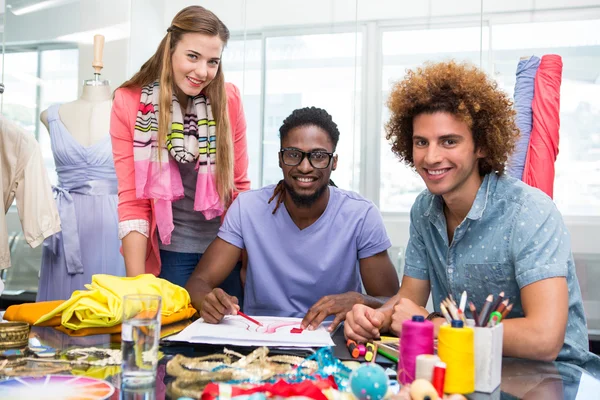 Equipo de diseñadores de moda bosquejando — Foto de Stock