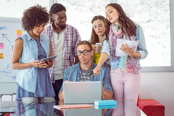 Modestudenten arbeiten als Team — Stockfoto