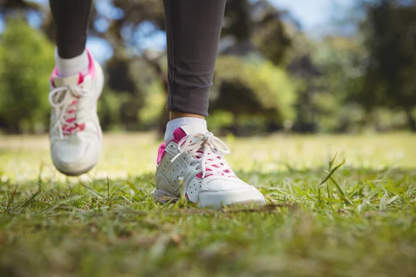 Fitte Frau joggt im Park — Stockfoto