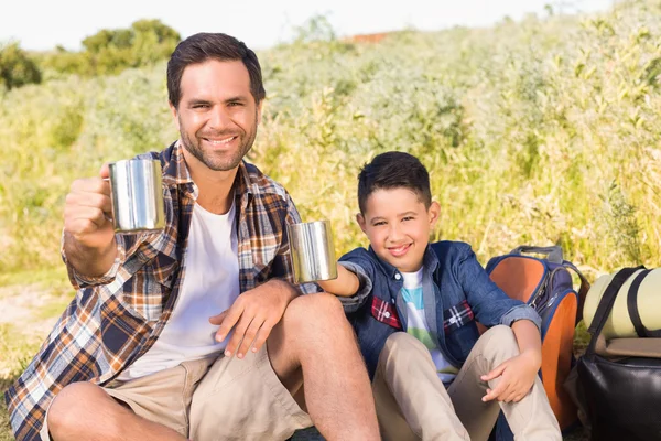 Pai e Filho em uma caminhada juntos — Fotografia de Stock