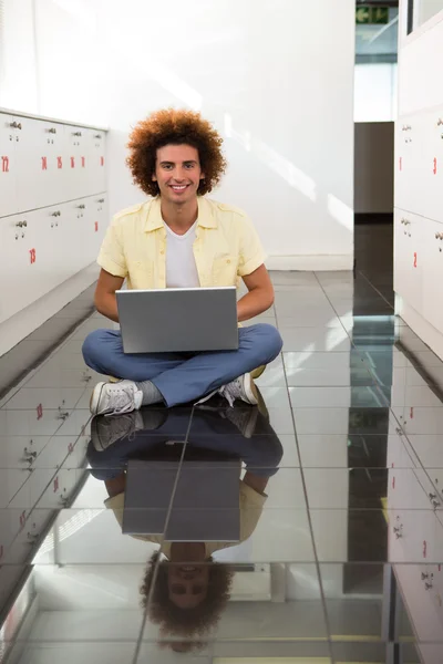 Homem usando laptop no chão — Fotografia de Stock