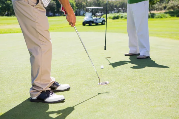 Golfing friends teeing off — Stock Photo, Image