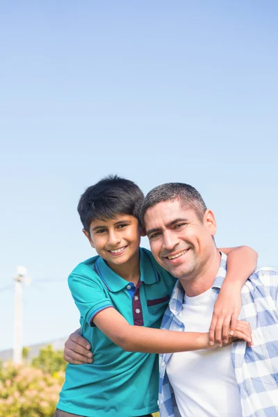 Pai e filho no campo — Fotografia de Stock