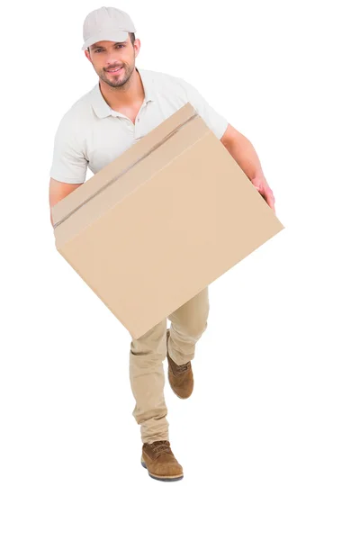 Entrega homem com caixa de papelão correndo — Fotografia de Stock