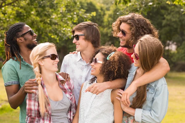 Happy friends in the park — Stock Photo, Image
