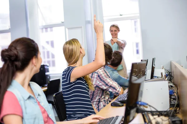 Vrouwelijke computer leraar helpen studenten — Stockfoto