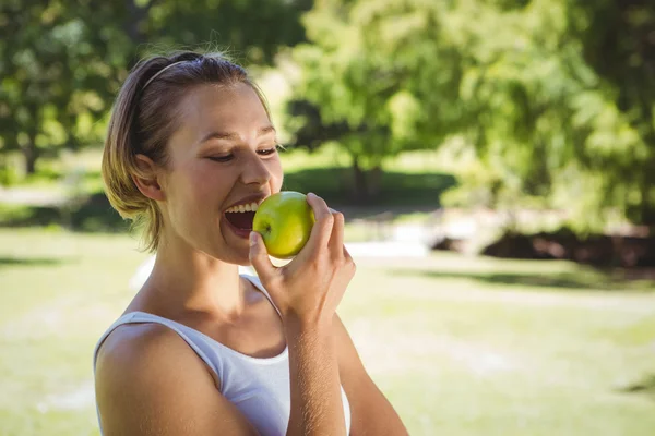 Fit mulher segurando maçã verde — Fotografia de Stock