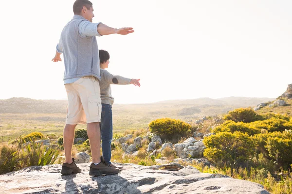 Vater und Sohn wandern durch die Berge — Stockfoto