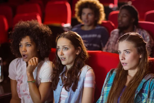 Jonge vrienden kijken naar een film — Stockfoto